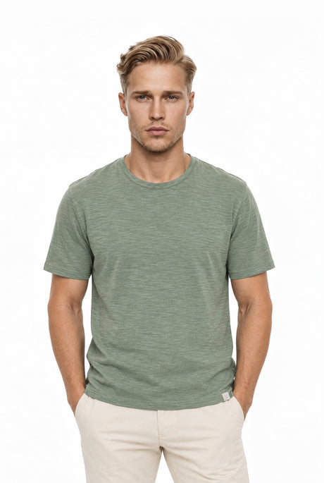 NOS039 slub t-shirt green – Vorderansicht am Model