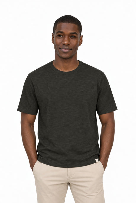 NOS039 slub t-shirt mineral green – Vorderansicht am Model