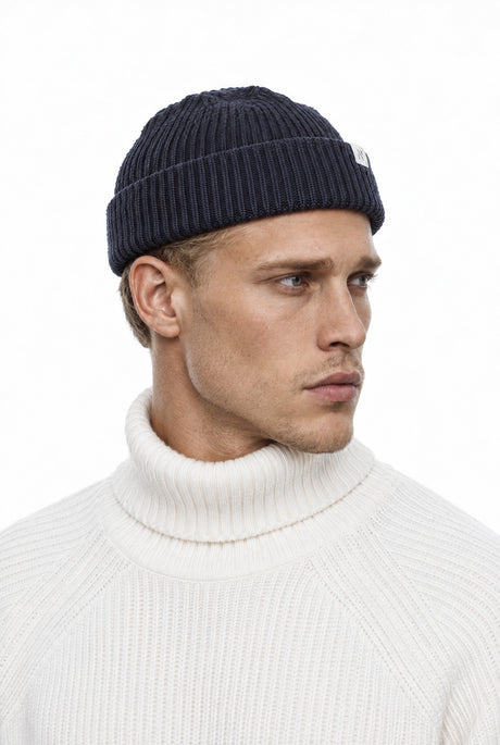 NAN0905D4 The cosy ribbed Beanie 670 – Seitenansicht am Model